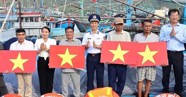 Vùng Cảnh sát biển 2 đồng hành cùng ngư dân chống khai thác IUU — Quảng Ngãi