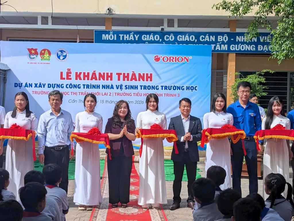 2.-dai-dien-orion-tham-du-le-khanh-thanh-trao-tang-du-an-nha-ve-sinh-hoc-duong-tai-02-diem-truong-thanh-pho-can-tho.jpg
