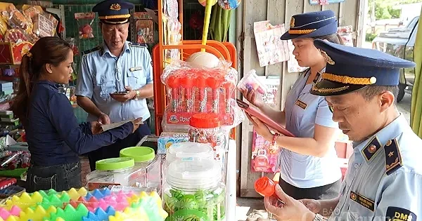 'Ma trận' bánh kẹo bẩn trước cổng trường và bài toán xử lý tận gốc