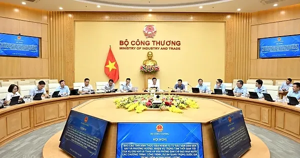 Bộ trưởng Lê Mạnh Hùng làm việc với Vụ Dầu khí và Than