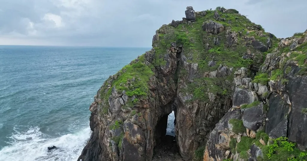 Việt Nam có hang biển hoang sơ đẹp như phim: Nằm cheo leo trên vách đá, view thẳng ra đại dương xanh ngắt — Quảng Ngãi