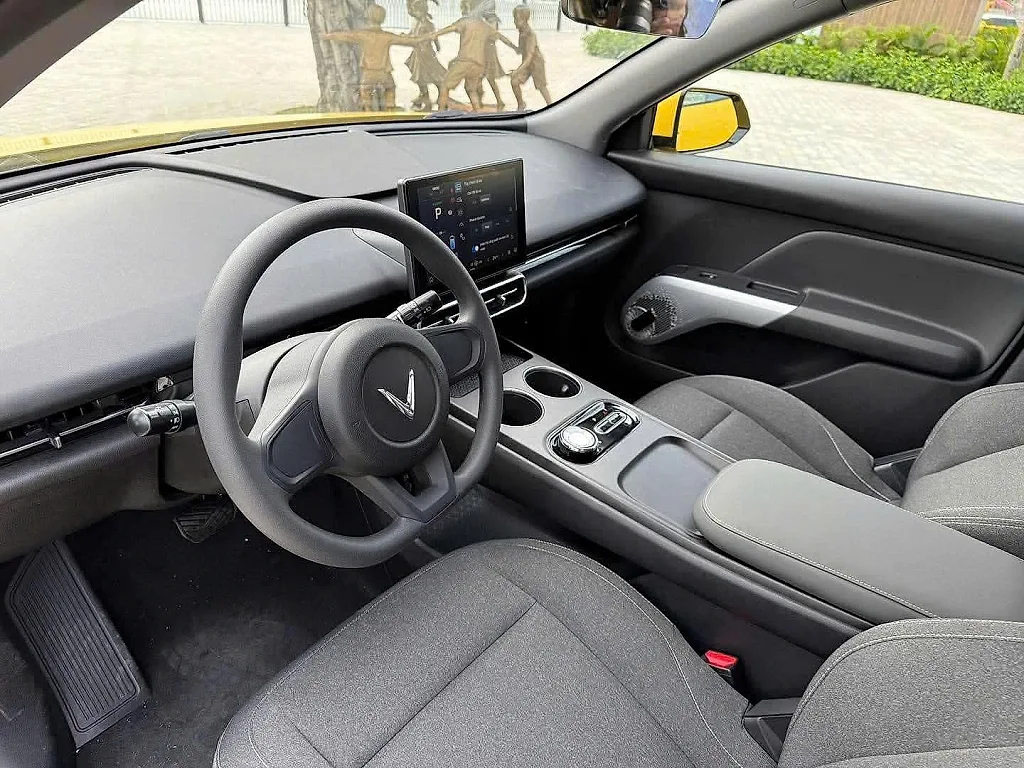 Cầm lái mẫu ô tô điện hơn 700 triệu: Rộng như xe dịch vụ cao cấp và vận hành cực kỳ êm
