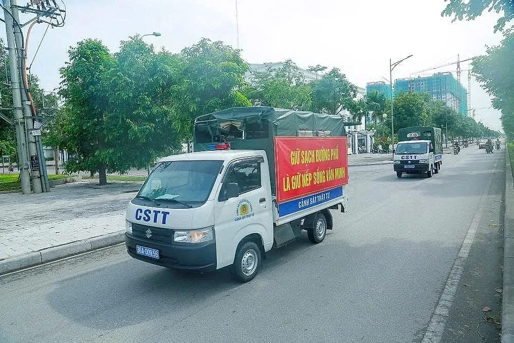 Lực lượng chức năng phường Hạc Thành ra quân