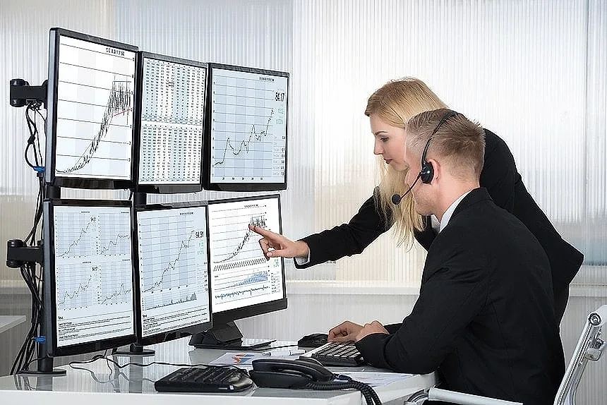 Khối ngoại bán ròng hơn 1.700 tỷ đồng, tâm điểm dồn vào nhóm vốn hóa lớn — VPBank