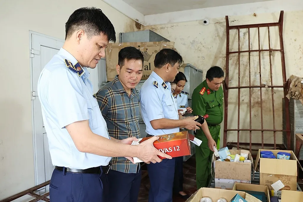 Hà Tĩnh: Tiêu hủy nhiều rượu ngoại, mỹ phẩm không rõ nguồn gốc