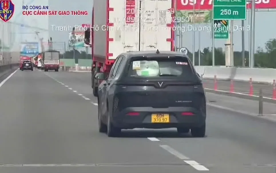 Xử phạt 69 trường hợp xe chuyển làn không bật xi nhan trên cao tốc — Cục Cảnh sát giao thông