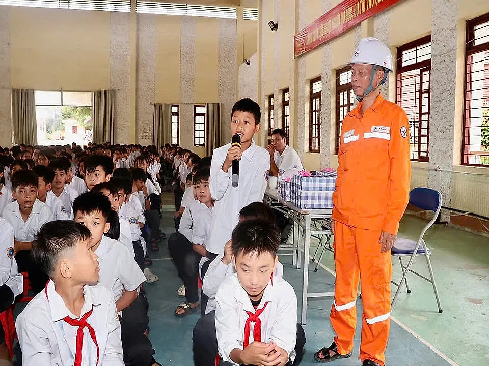 Lào Cai tăng cường tuyên truyền an toàn điện cho học sinh trước dịp nghỉ hè