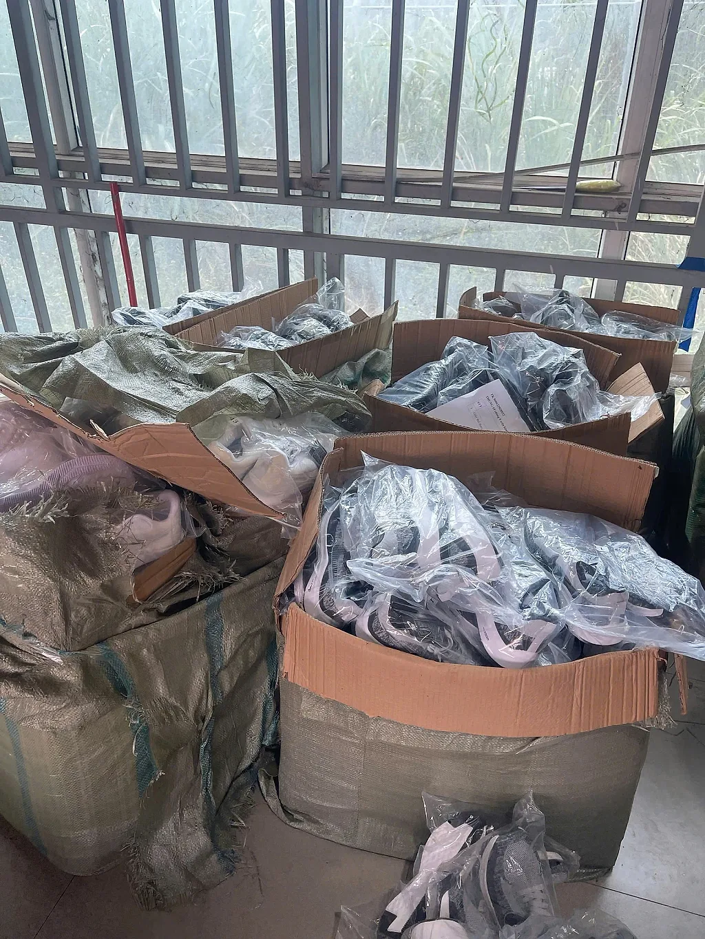 Hải quan khu vực IX tạm giữ hơn 17.500 sản phẩm nghi giả mạo nhãn hiệu