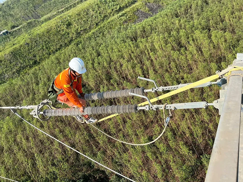 Những người thợ truyền tải giữ dòng điện an toàn, liên tục nơi tuyến đầu