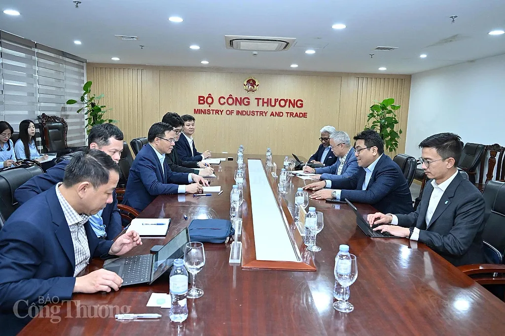 Bộ trưởng Lê Mạnh Hùng làm việc với Chủ tịch kiêm Tổng Giám đốc Petronas
