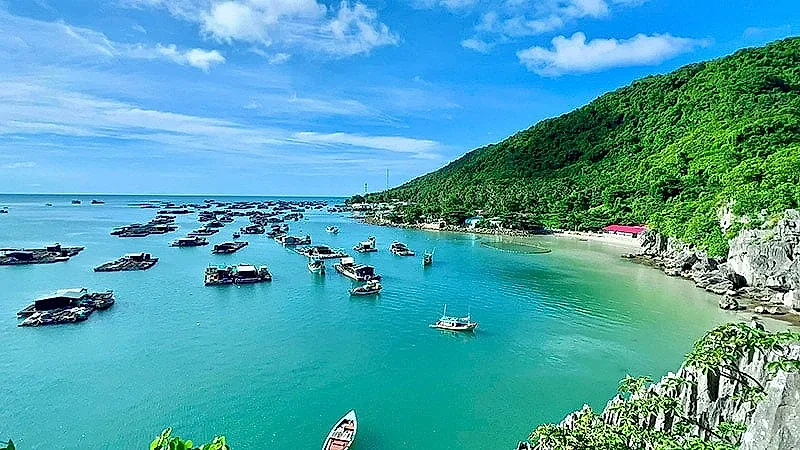 Hòn đảo được ví như “tiểu Hạ Long phương Nam”: Có tượng Phật cao 20m giữa núi đá, nhiều hang động kỳ bí