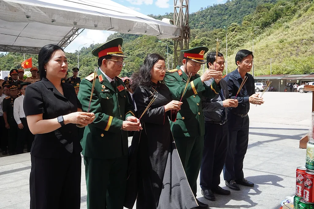 Lễ đón hài cốt liệt sỹ quân tình nguyện Việt Nam hy sinh tại Lào về nước