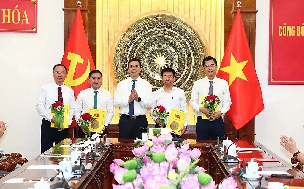 Thanh Hóa công bố và trao quyết định điều động, bổ nhiệm nhiều cán bộ chủ chốt
