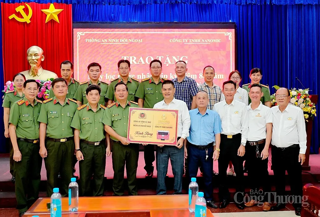 Nanomic trao 22 máy lọc nước cho lực lượng công an và người có công tại Cà Mau