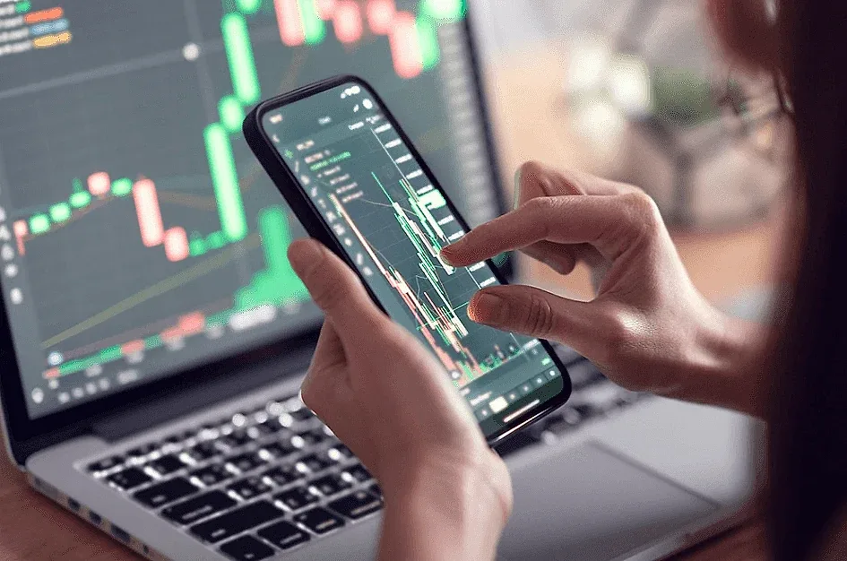 VN-Index tăng nhẹ hơn 2 điểm, dòng tiền dịch chuyển sang ngân hàng và cổ phiếu nhỏ