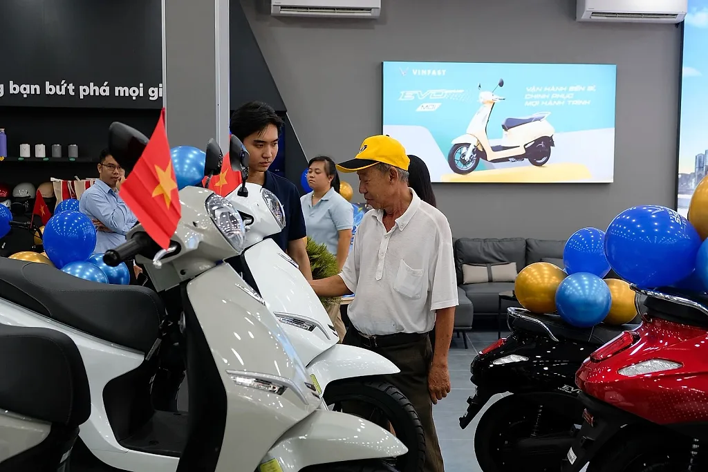 Khách hàng bất ngờ khi VinFast đồng loạt mở thêm 66 đại lý