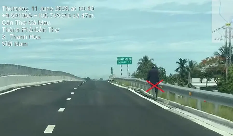 Cảnh sát giao thông xử lý người đàn ông đi bộ vào đường cao tốc