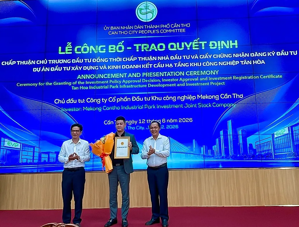 Cần Thơ: Trao quyết định cho hai nhà đầu tư khu công nghiệp quy mô hơn 400 ha