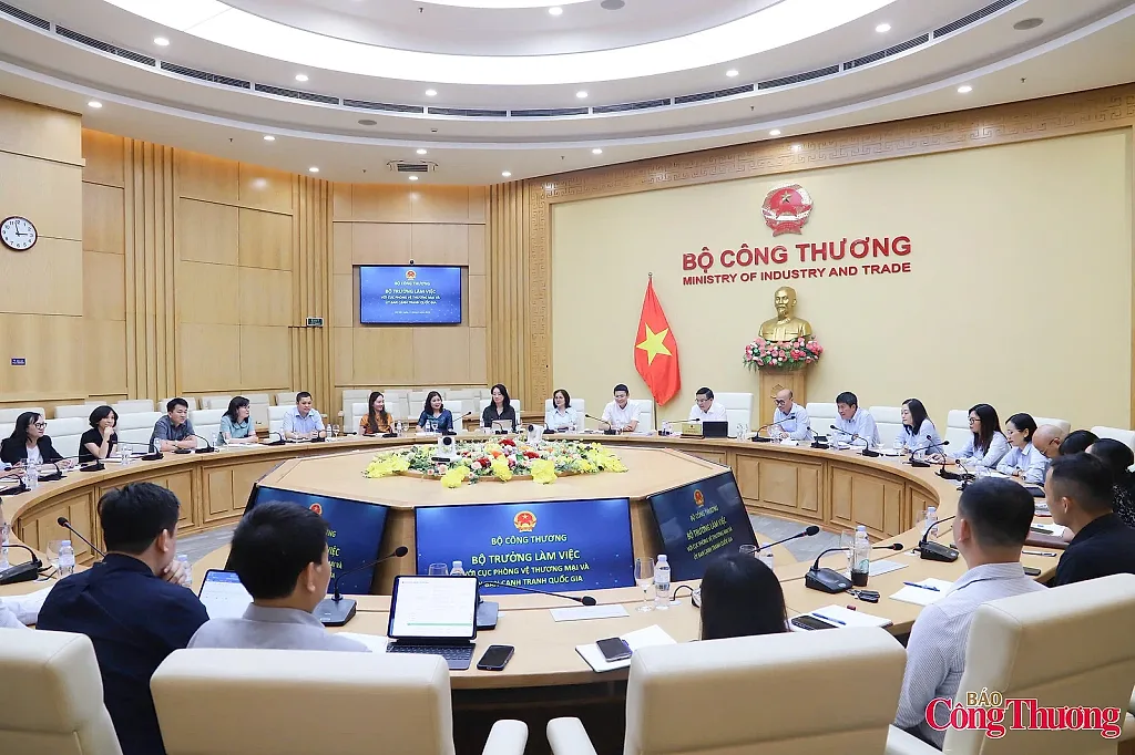 Bộ trưởng Lê Mạnh Hùng làm việc với Cục Phòng vệ thương mại và Ủy ban Cạnh tranh Quốc gia