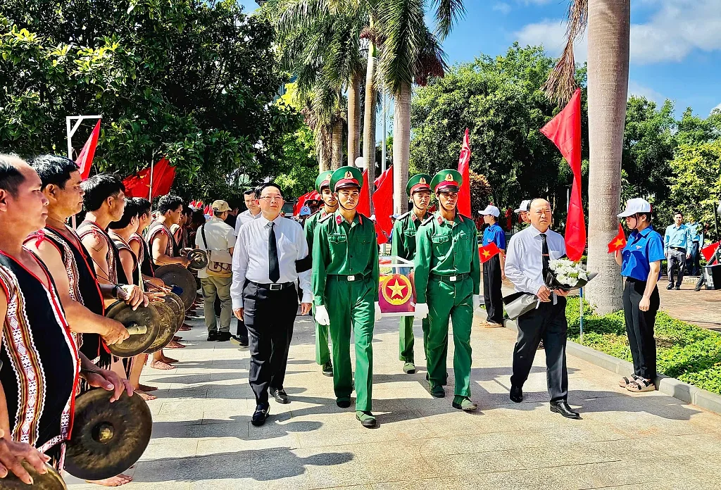 Phó Thủ tướng Hồ Quốc Dũng dự lễ truy điệu, an táng 18 hài cốt liệt sĩ quân tình nguyện hy sinh tại Campuchia
