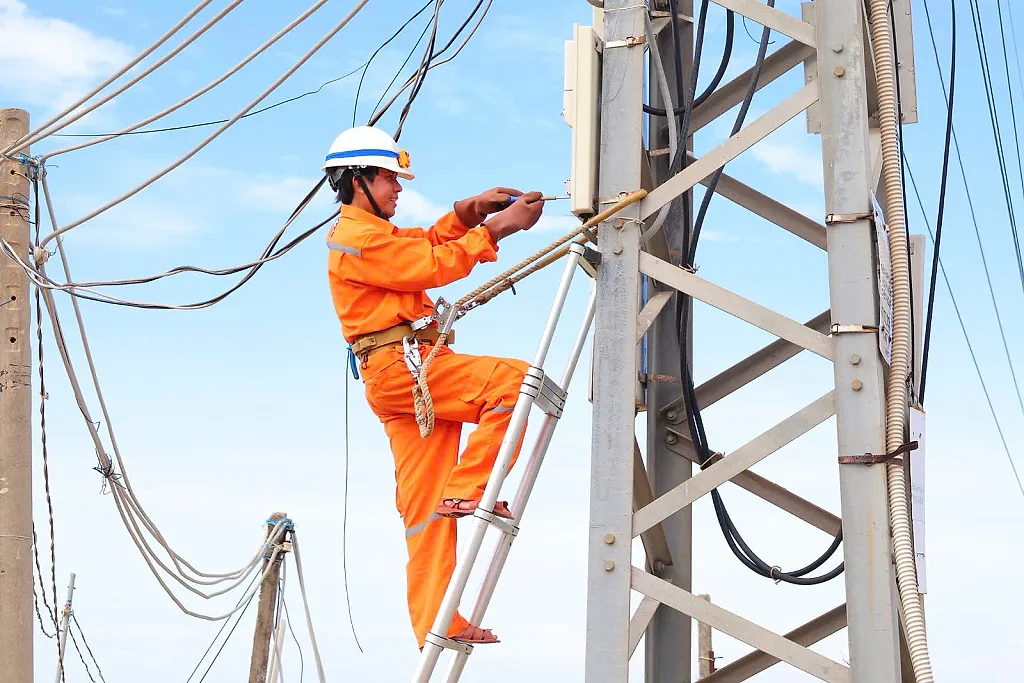 Quảng Ngãi: Lý Sơn giữ dòng điện thông suốt giữa mùa cao điểm
