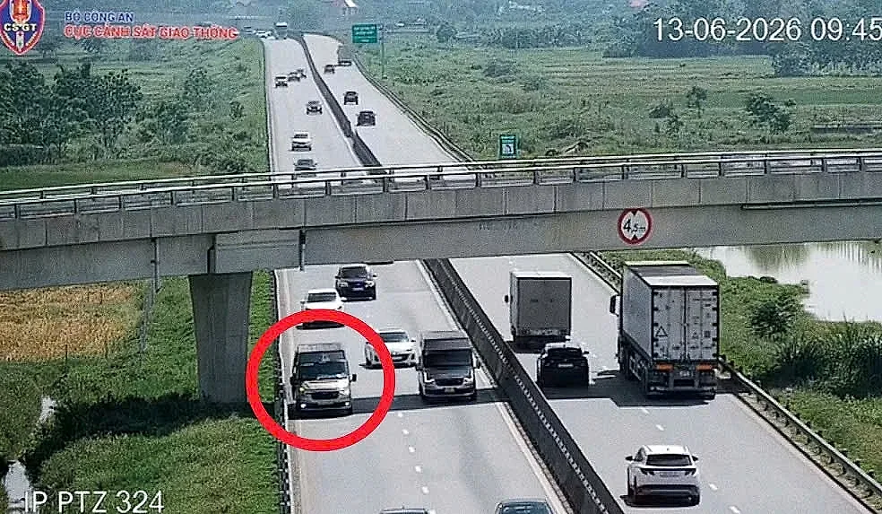 Dừng xe trên cao tốc cho khách vệ sinh, tài xế bị phạt 13 triệu đồng