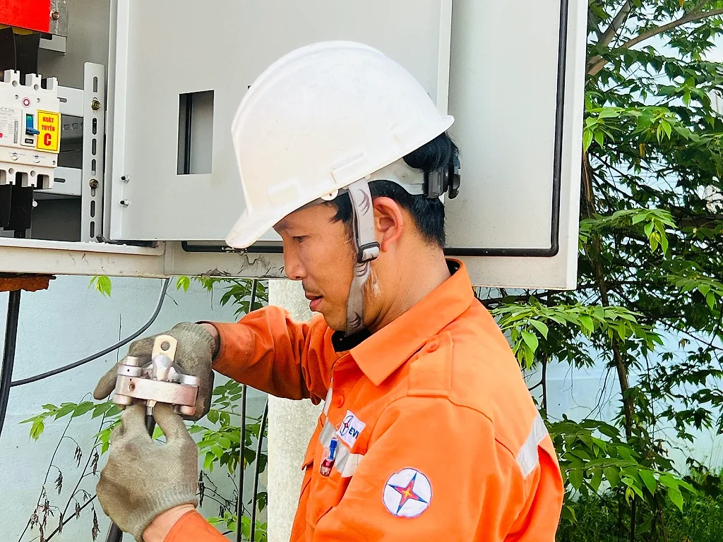 Những người lặng thầm giữ dòng điện sáng giữa cao điểm nắng nóng