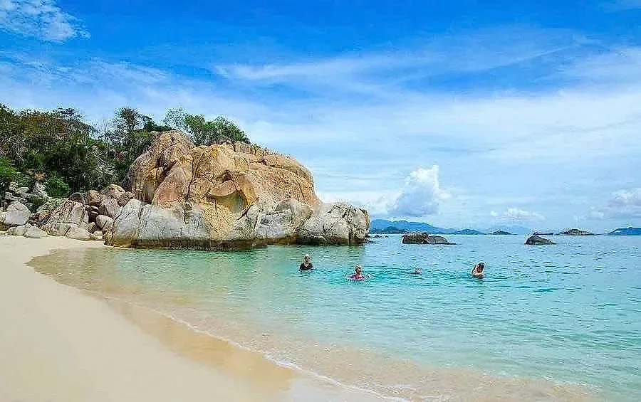 Bãi biển dưới chân đèo đẹp như tranh vẽ ở miền Trung: Nước xanh ngọc, cát trắng mịn, hè đến là đông khách tìm về