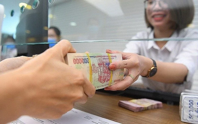 Bất chấp lãi suất hạ nhiệt, tiền gửi dân cư vẫn chảy mạnh vào ngân hàng