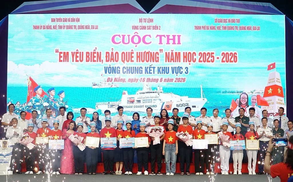 Học sinh miền Trung tự hào thể hiện 'Em yêu biển, đảo quê hương'