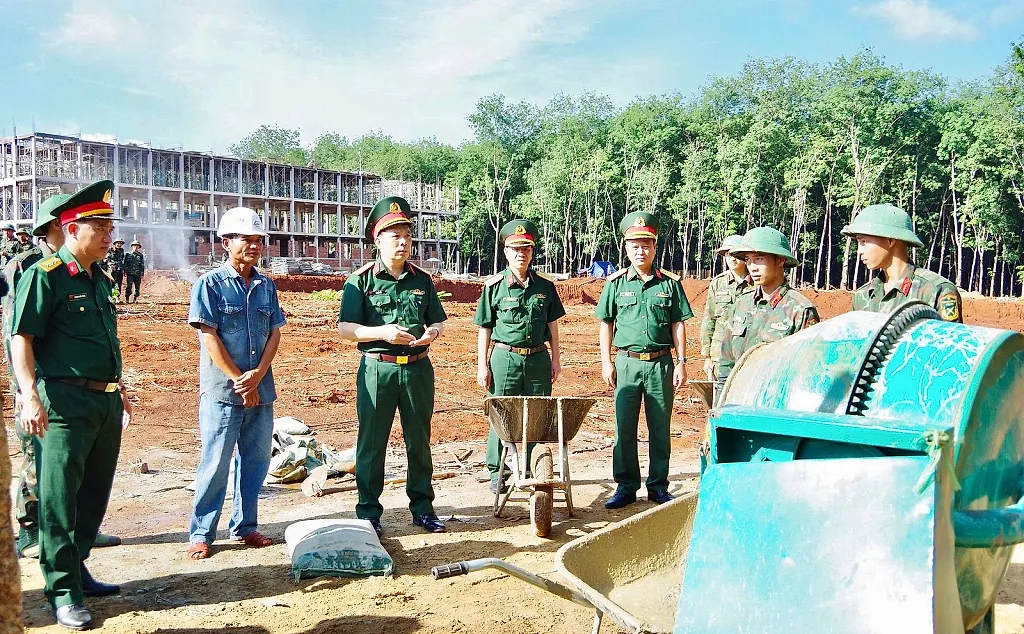 Chiến sĩ Quân đoàn 34 'vượt nắng, thắng mưa' đưa trường nội trú biên giới về đích