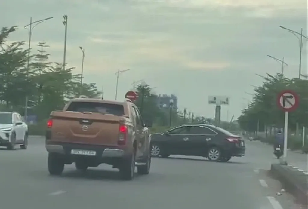 Bị phạt vì quay đầu ô tô tại đầu cầu vượt