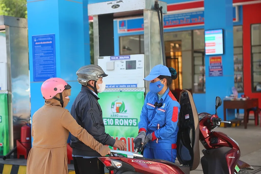 Xăng E10 được phối trộn bảo đảm tỷ lệ chính xác tuyệt đối trước khi xuất bán