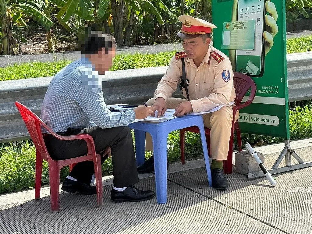 Xử phạt, trừ điểm bằng lái với lái xe dừng xe đi vệ sinh trên cao tốc