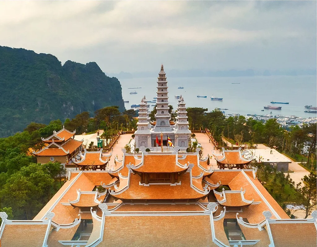 Ngôi chùa trên đỉnh núi nhìn trọn vịnh Hạ Long: Kiệt tác gỗ lim lưu giữ hơn 100 pho tượng cổ giữa rừng thông xanh