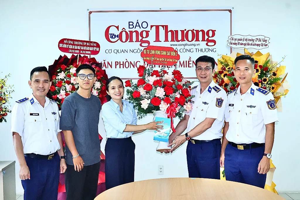 Lực lượng Cảnh sát biển chúc mừng Báo Công Thương tại miền Trung