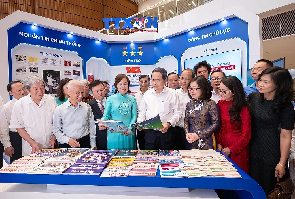 Chủ tịch Quốc hội thăm gian trưng bày báo chí tại Hội Báo toàn quốc 2026