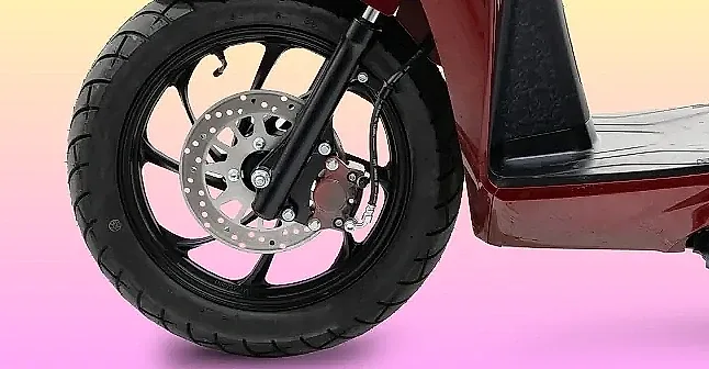Cầm lái mẫu xe máy điện với diện mạo như xe xăng: Đầm chắc, lướt êm, giá chỉ 23 triệu