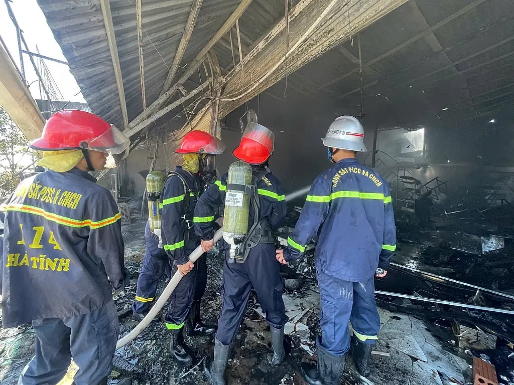 Hà Tĩnh: Cháy cửa hàng điện tử giữa trời nắng gần 40 độ C
