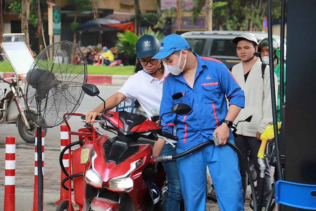 Giá xăng dầu hôm nay 25/6: Tiếp tục giảm sâu