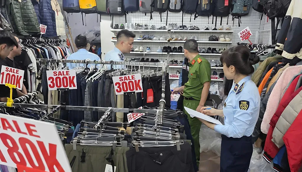 Hà Nội tạm giữ hơn 2.600 sản phẩm thời trang nghi giả mạo nhãn hiệu