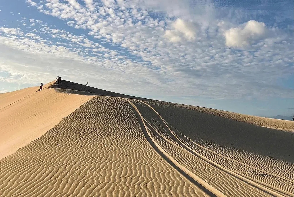 Một "tiểu sa mạc" giữa miền Trung với những đồi cát trải dài bất tận: Điểm đến khiến du khách ngỡ như đang ở Trung Đông