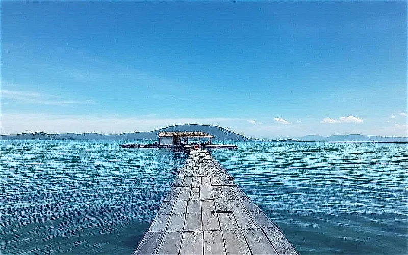 Nơi sở hữu cây cầu gỗ dài nhất Việt Nam bắc qua biển: Điểm check-in mới giữa vịnh biển xanh như ngọc
