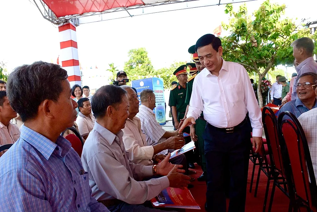 Đại tướng Phan Văn Giang dự lễ khởi công xây dựng 100 nhà sinh hoạt cộng đồng tại Đắk Lắk