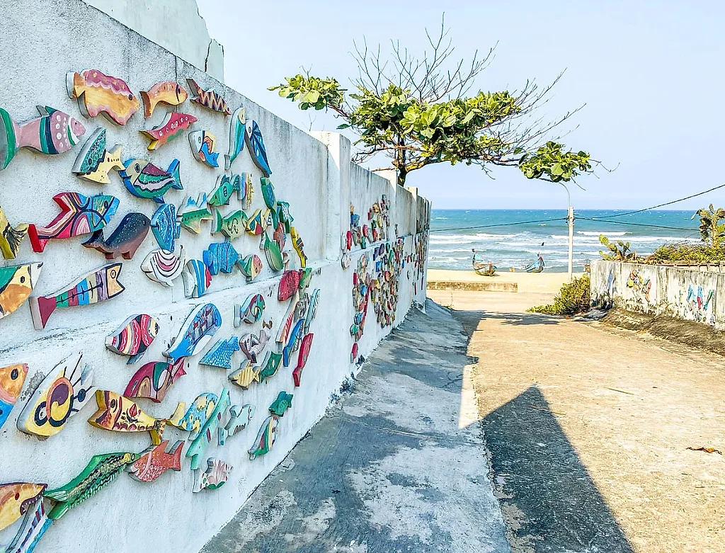 Ngôi làng được mệnh danh là "làng bích họa" đầu tiên của Việt Nam: Điểm đến rực rỡ sắc màu bên bờ biển