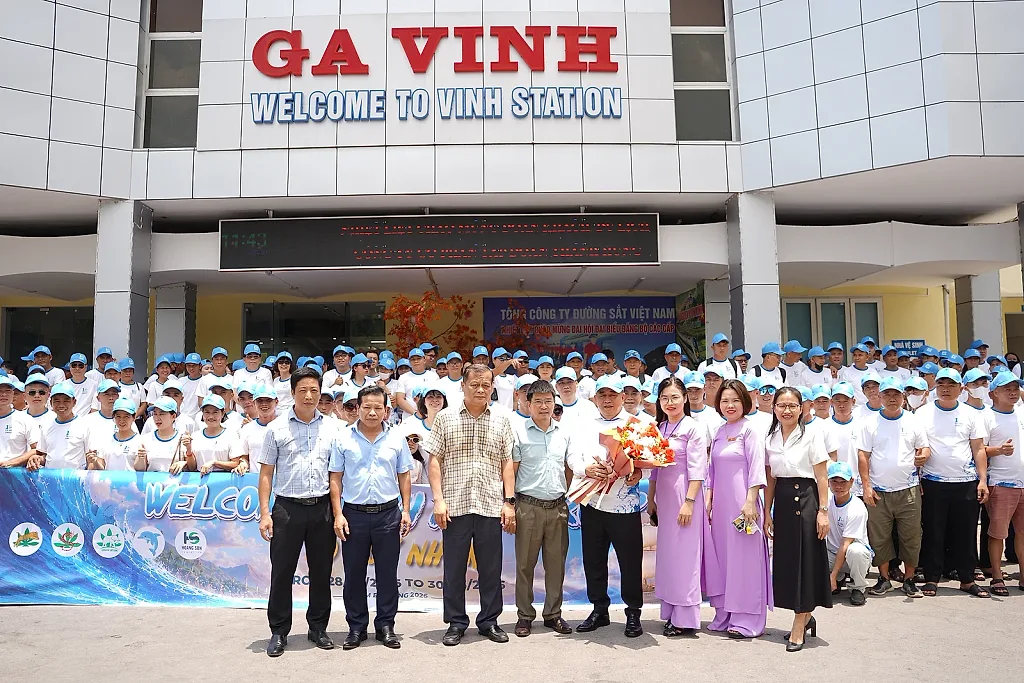 Háo hức đón chuyến tàu charter đầu tiên từ ga Vinh đến ga Diêu Trì