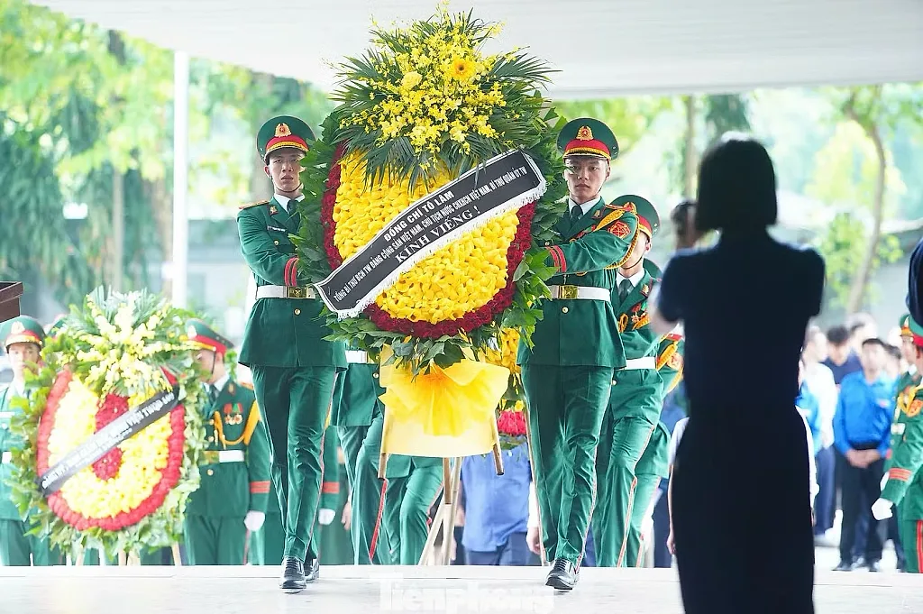 Đông đảo người dân tiễn biệt Anh hùng La Văn Cầu
