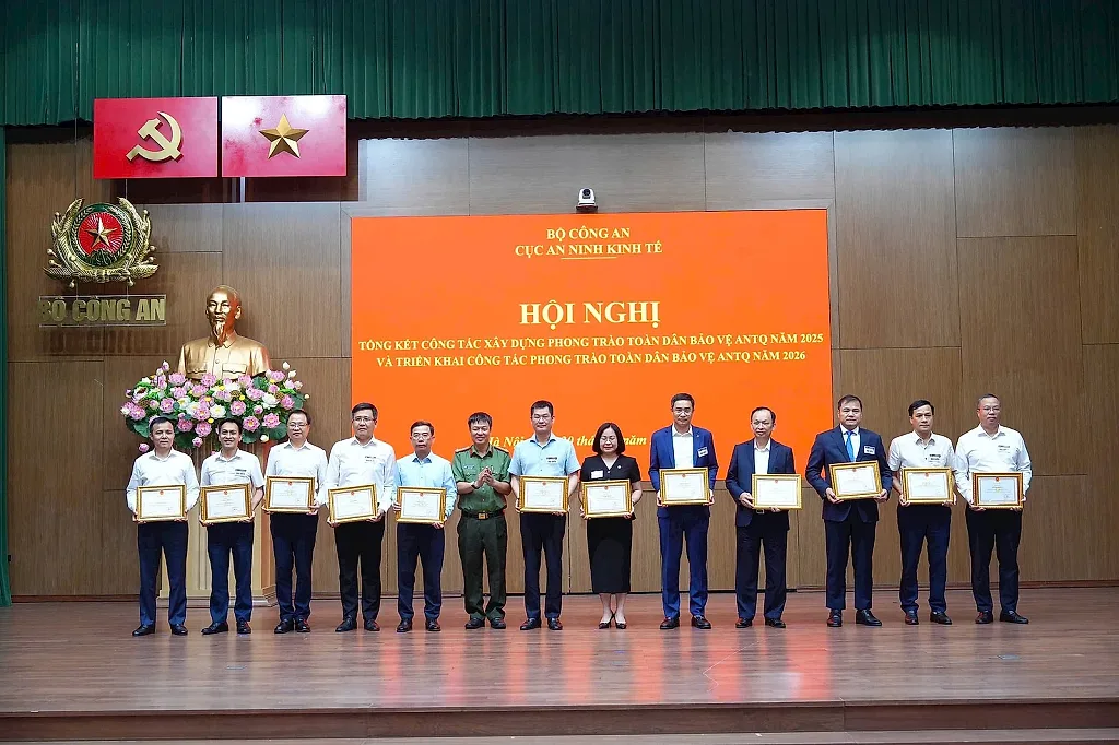 CQTT Hiệp hội Ngân hàng Việt Nam và nhiều hội viên được tặng giấy khen tại Hội nghị tổng kết công tác xây dựng phong trào toàn dân bảo vệ ANTQ