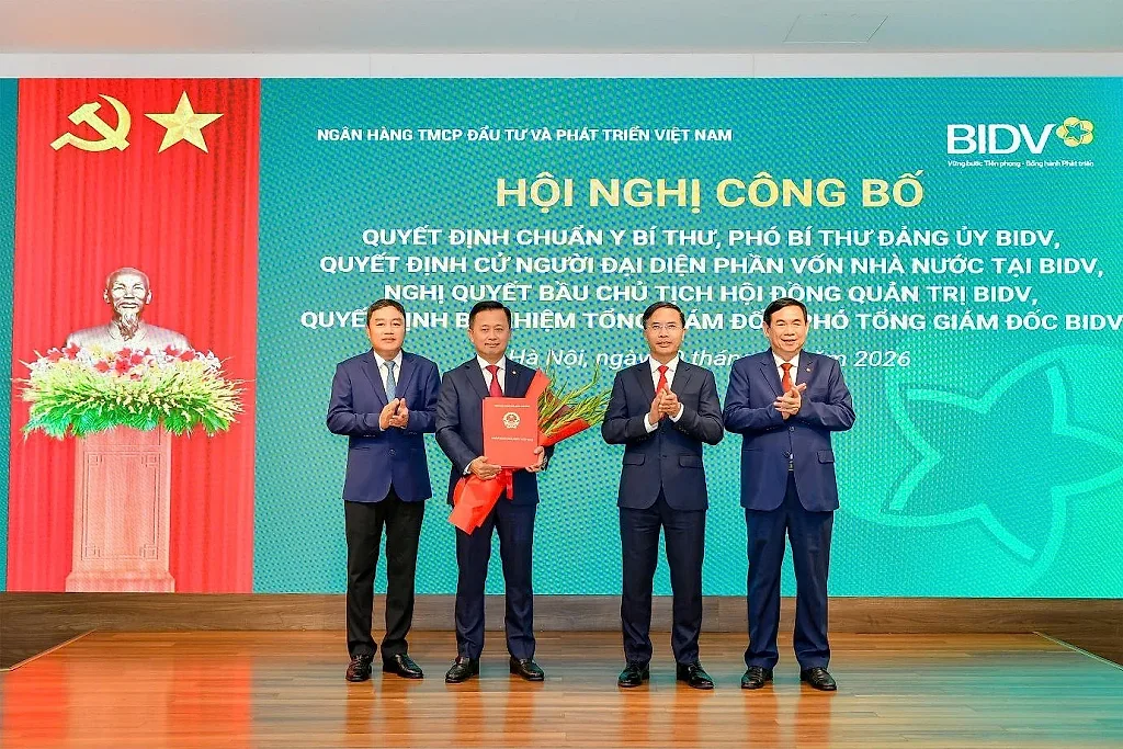 30.6-3-thong-doc-pham-duc-an-du-hoi-nghi-cong-bo-cac-quyet-dinh-nhan-su-cap-cao-va-nguoi-dai-dien-phan-von-nha-nuoc-tai-bidv.jpg
