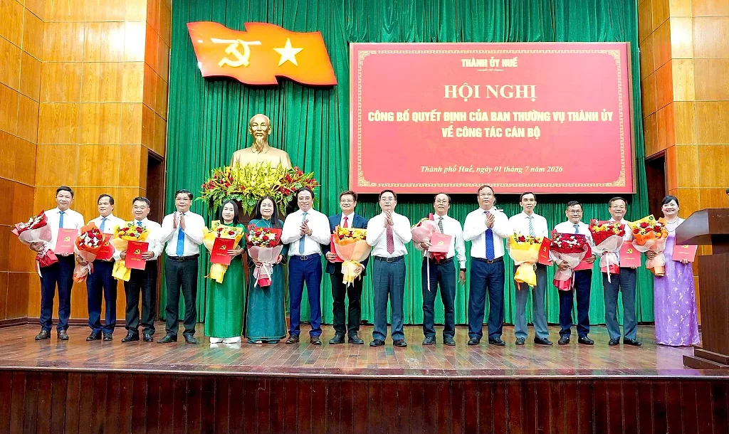 Thành phố Huế: Trao quyết định về công tác cán bộ  nhiều sở, ngành